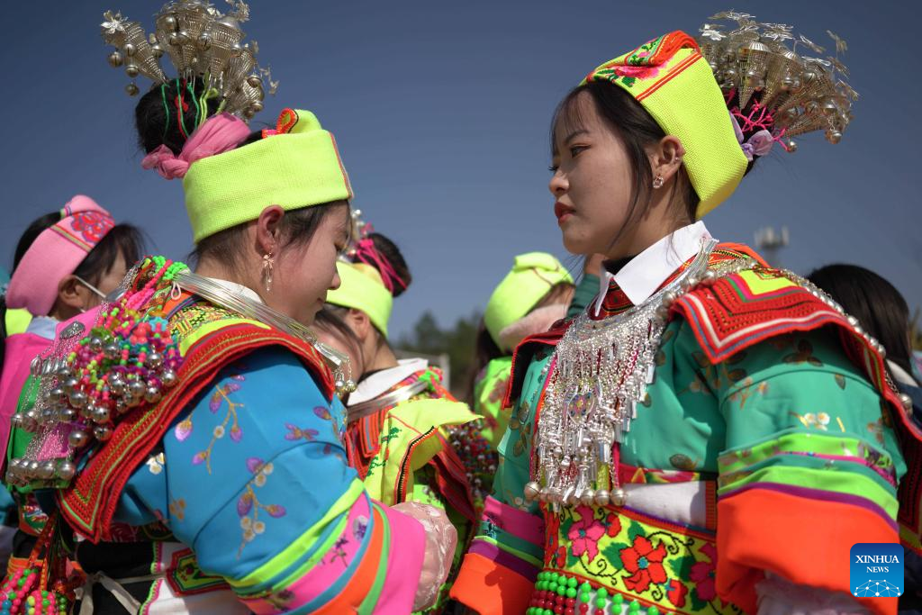Etnik Miao Sambut Tahun Baharu dengan Tarian Tradisional