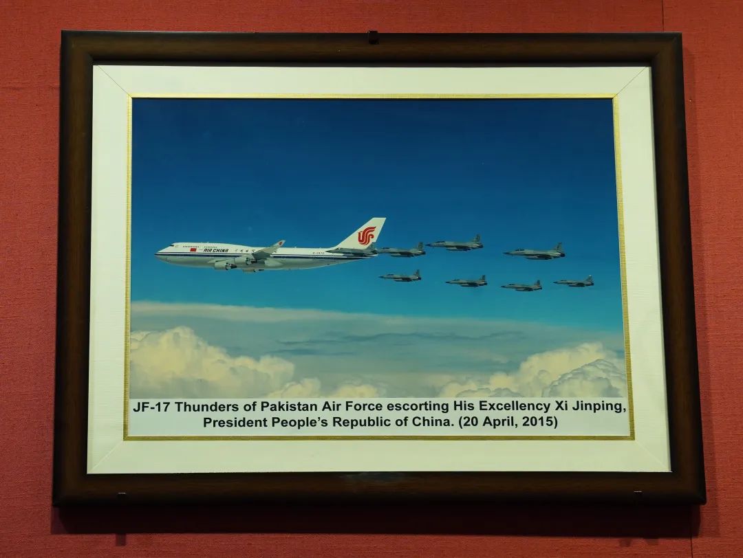 Gambar 8 jet pejuang JF-17 Thunder menjalankan tugas pengiring yang dihadiahkan kepada Presiden Xi Jinping pada April 2015. (Foto/Hu Yang)