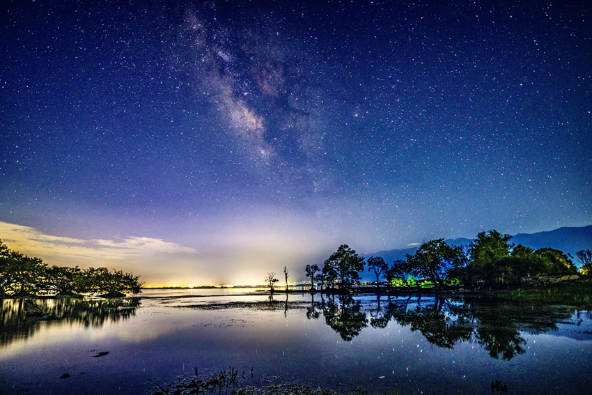 Langit Bintang Indah Permai di Tasik Erhai