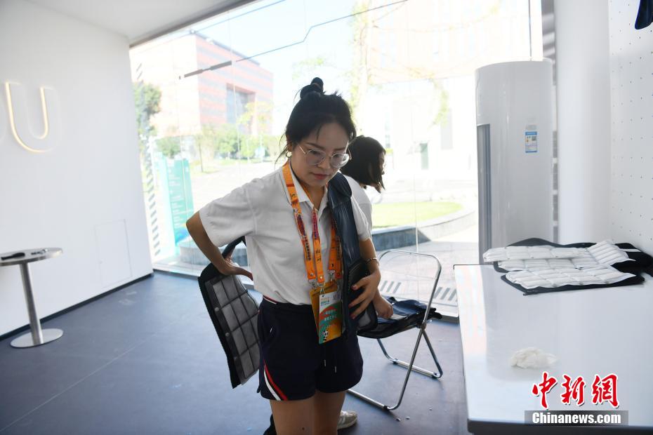 Sukarelawan Universiade Pakai Teknologi Baharu Sejukkan Badan