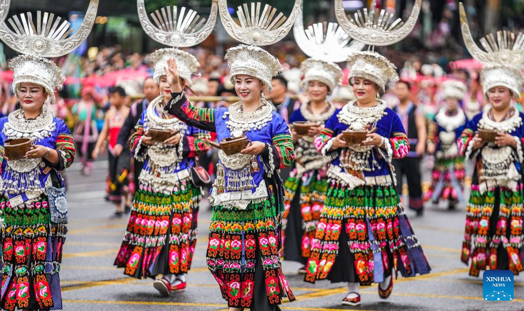 Perarakan Berkostum Etnik di Guiyang
