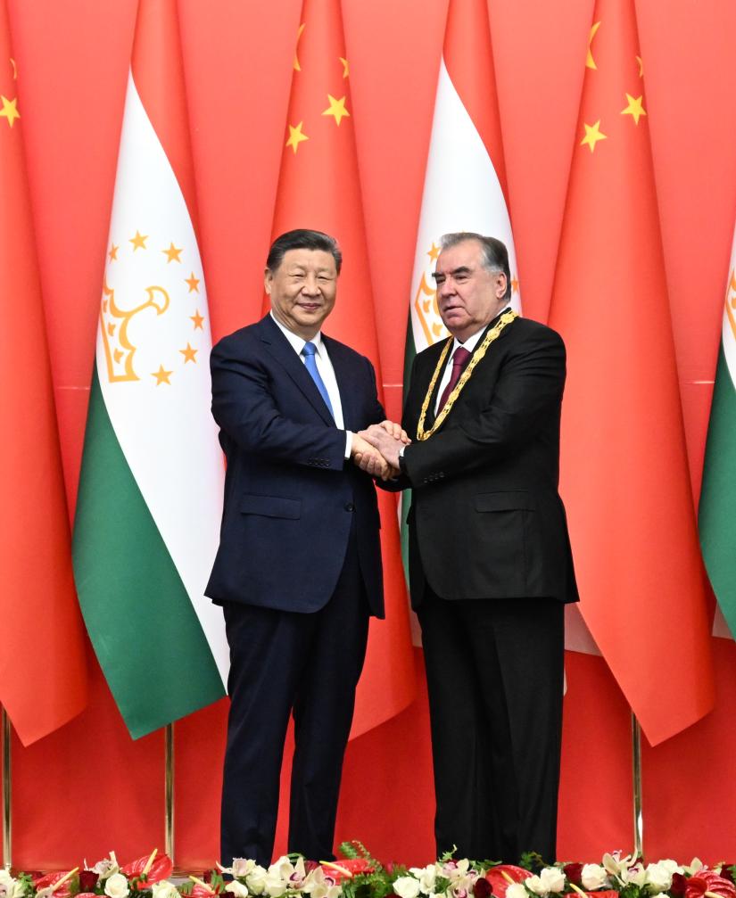 Xi Anugerahkan Pingat Persahabatan kepada Presiden Tajikistan