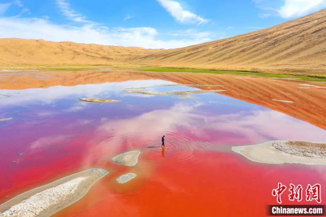 Foto memperlihatkan tasik Zhungjigede di Gurun Badain Jaran, Alxa Right Banner, Alxa League, Wilayah Autonomi Mongolia Dalam, utara China. (Foto ihsan jabatan publisiti jawatankuasa Parti Komunis China Alxa Right Banner) 