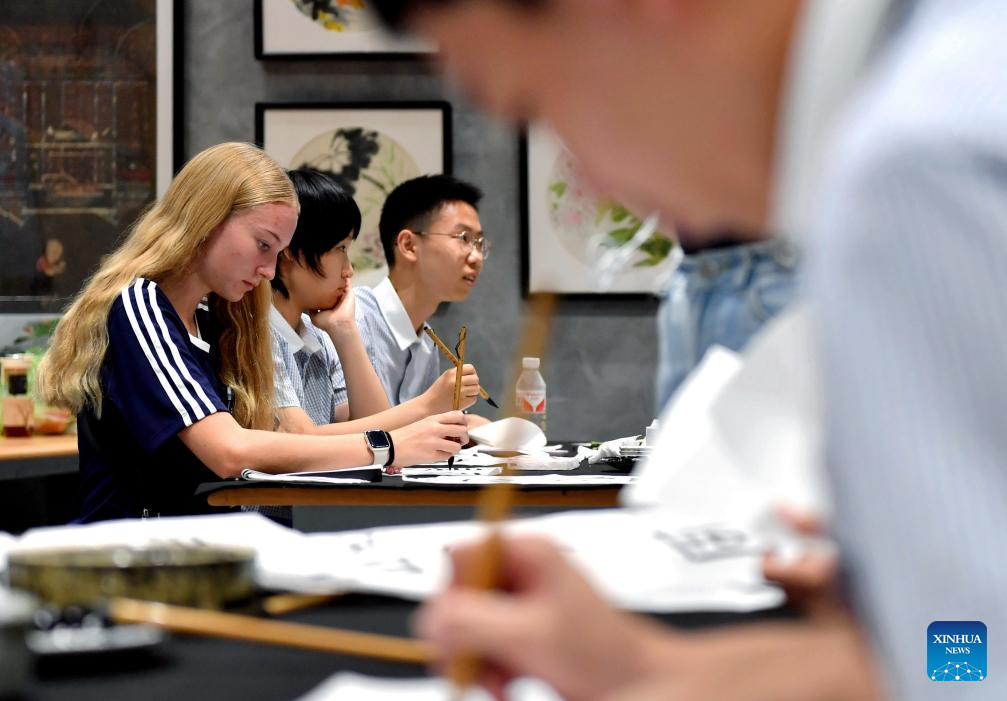 Pesta Qixi Bawa Pelajar, Guru dari AS Dekati Budaya China