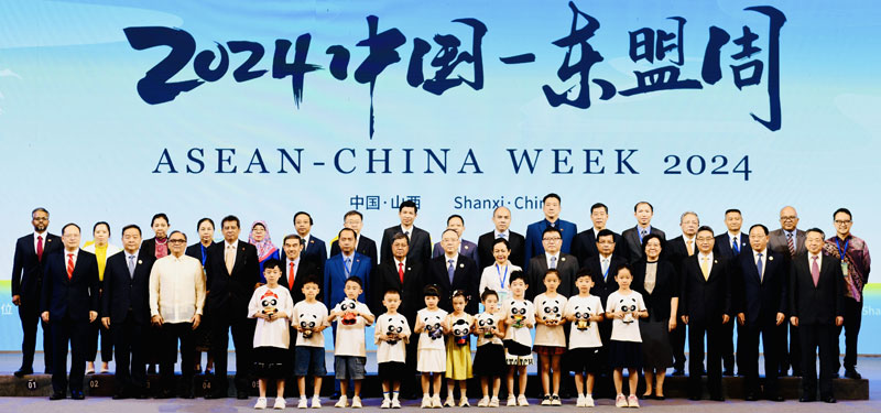 Wakil hadirin mengambil foto kumpulan semasa majlis perasmian Minggu ASEAN-China (ACW) 2024 yang berlangsung di Changzhi, Provinsi Shanxi. Foto ihsan Pusat ASEAN-China (ACC)