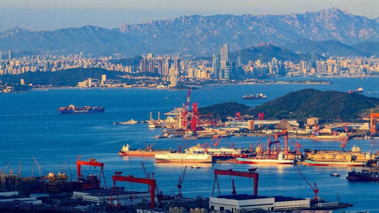 Foto yang diambil pada 24 September 2024 menunjukkan pemandangan hiruk-pikuk Kapal Teluk Haixi dan Pangkalan Perindustrian Kejuruteraan Marin di Kawasan Baru Xihai'an (Pantai Barat) Qingdao, provinsi Shandong di timur China. (People’s Daily Online/Han Jiajun)