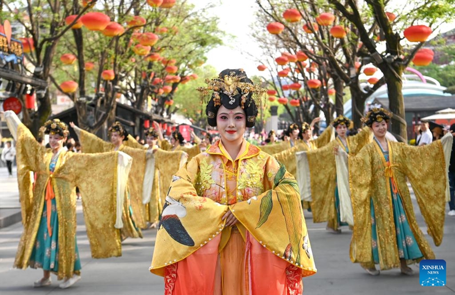 Gambar ini memaparkan penari membuat persembahan sambil mengenakan Hanfu di Grand Tang Mall, di kawasan pejalan kaki bertemakan Dinasti Tang pada 11 April 2024. (Xinhua/Zou Jingyi)