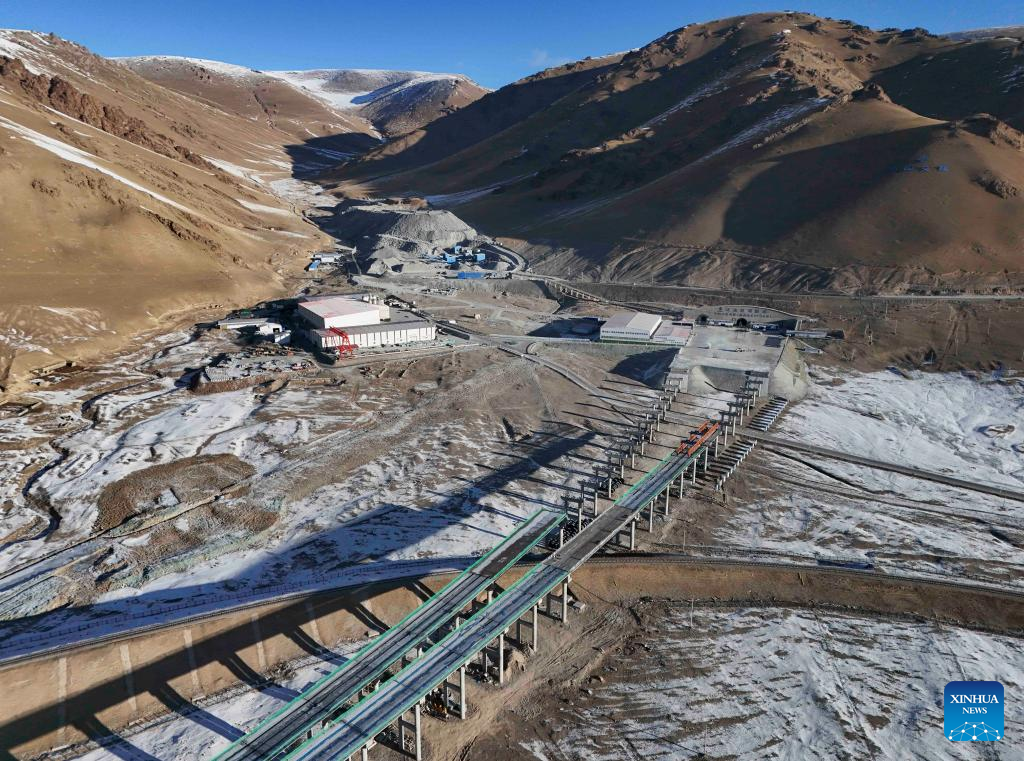 Foto dron bertarikh 25 Disember 2024 ini menunjukkan pintu keluar Terowong Tianshan Shenli di kaunti Hejing, kawasan autonomi Mongol Bayingolin, wilayah Xinjiang, barat laut China. (Xinhua/Hu Huhu)