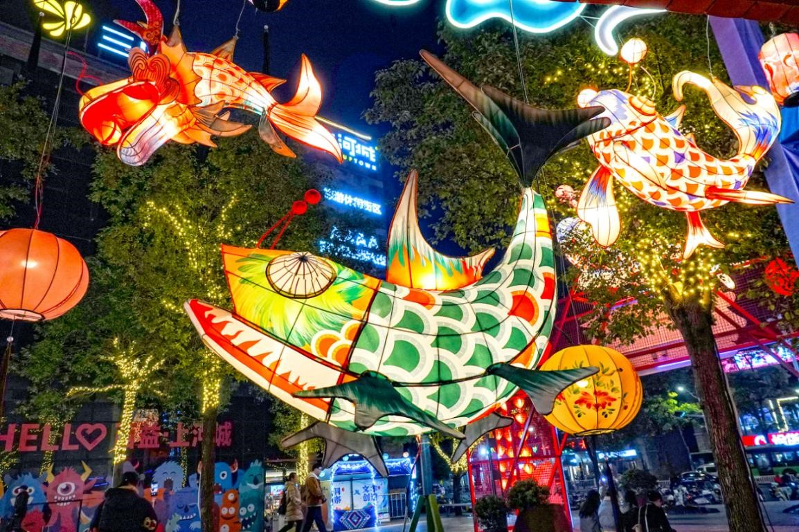 Foto bertarikh 30 Disember 2024 ini memaparkan keindahan tanglung di kawasan kebudayaan di Nanning, wilayah autonomi Guangxi Zhuang di selatan China. (Foto oleh Yu Xiangquan)
