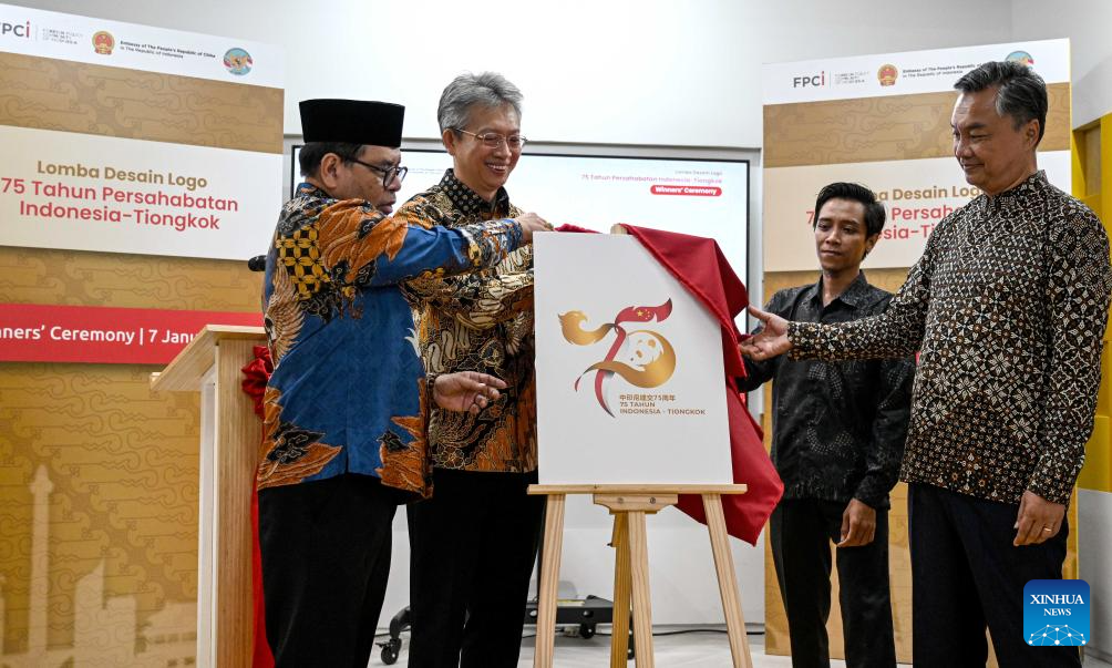 Diplomat dari Indonesia dan China mengumumkan logo bagi memperingati ulang tahun ke-75 hubungan diplomatik antara kedua-dua negara di Jakarta, 7 Januari 2025. (Xinhua/Agung Kuncahya B.)