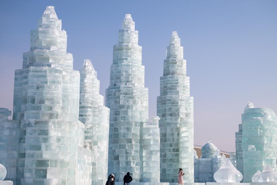 Pelancong mengunjungi Dunia Ais-Salji Harbin di Harbin, provinsi Heilongjiang, timur laut China, 21 Disember 2024. (Xinhua/Zhang Tao)