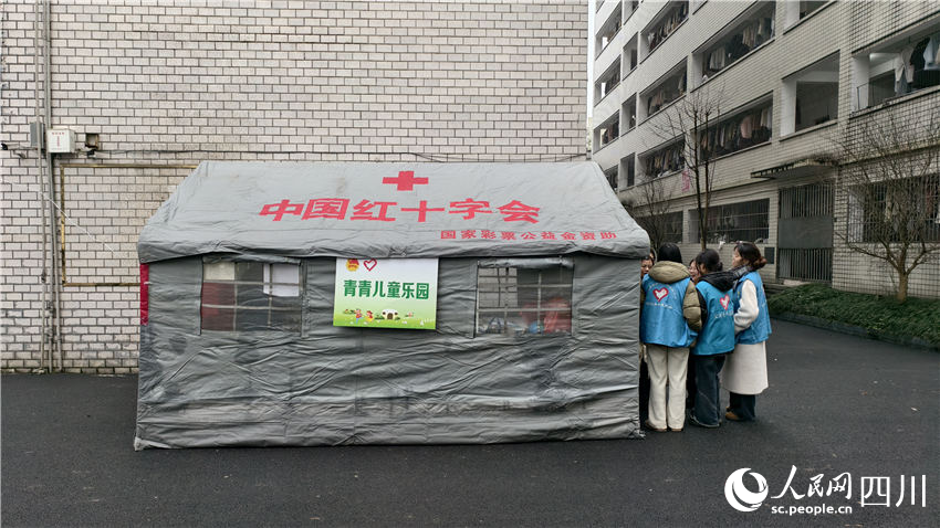 Tanah Runtuh Sichuan: Tempat Permainan di Kawasan Penempatan Sementara Ukir Senyuman Pada Wajah Kanak-kanak