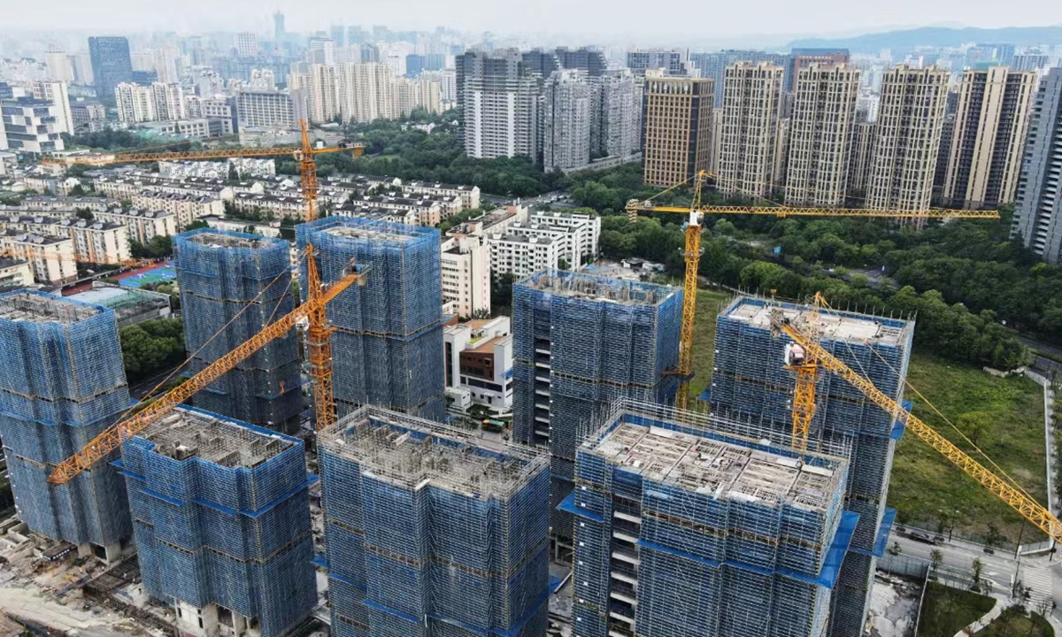 Pemandangan di sebuah projek perumahan yang sedang dibina di Hangzhou, Provinsi Zhejiang di timur China pada 9 Mei 2024. Pada hari sama, bandar tersebut telah mengumumkan untuk menarik semula sekatan bagi semua pembelian rumah, sekali gus menjadi bandar pertama di China yang menghapuskan sekatan dalam usaha menyokong pasaran haratanah seluruh negara. (Foto VCG)