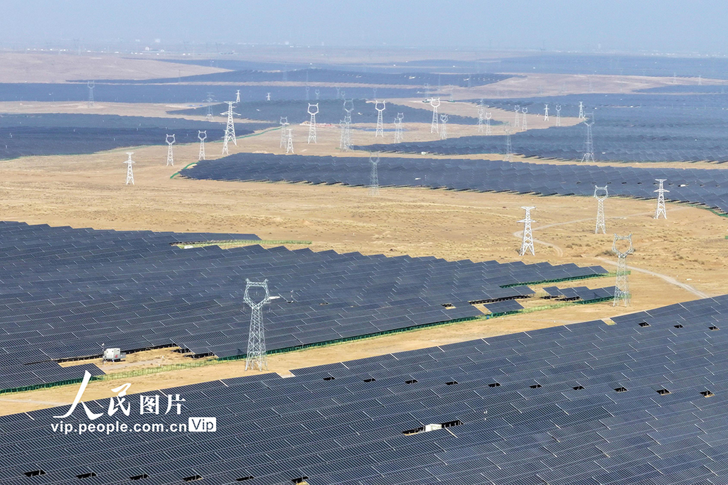 Gambar yang diambil pada 12 Mac 2025 ini menunjukkan sebuah loji kuasa suria yang dibina di Gobi di Yinchuan, Ningxia.	Tahun-tahun kebelakangan ini, bandar Yinchuan, iaitu ibu wilayah autonomi Hui Ningxia membangunkan loji kuasa suria dan loji kuasa angin secara besar-besaran di gurun tempatan.
