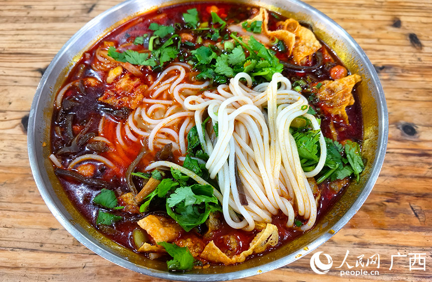Foto memperlihatkan semangkuk Luosifen, atau mi beras siput sungai, makanan jalanan istimewa di bandar Liuzhou, Wilayah Autonomi Zhuang Guangxi, selatan China. (People’s Daily Online/Fu Huazhou)