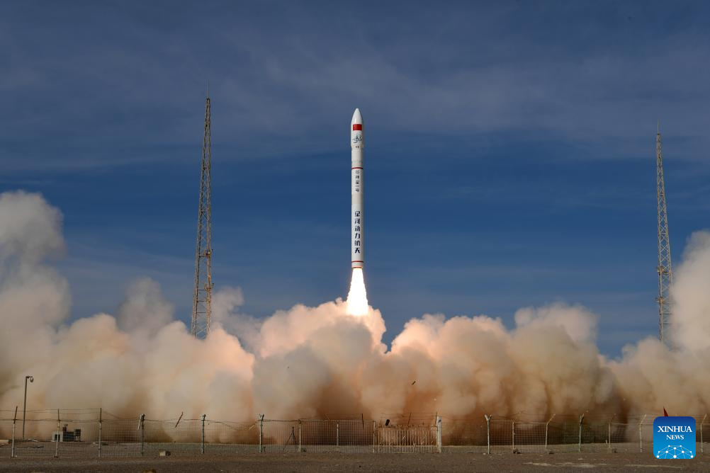 Foto ini memaparkan imej roket pembawa CERES-1 sedang dilancarkan pada 17 Mac 2025. (Xinhua/Wang Jiangbo)