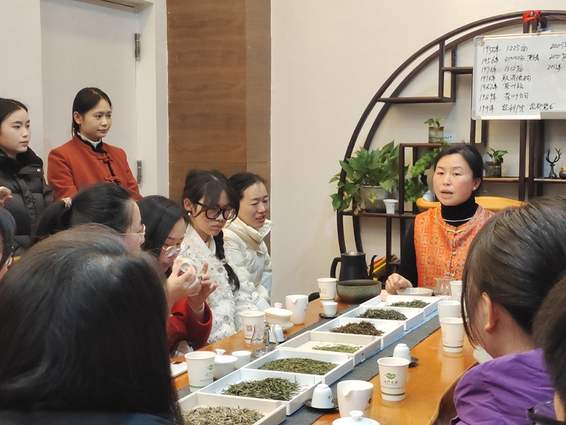 Golongan muda menghadiri kelas upacara teh di kaunti Shiqian, bandar Tongren, Provinsi Guizhou. (Foto ihsan Jabatan Publisiti Jawantankuasa Parti Komunis China Kaunti Shiqian)