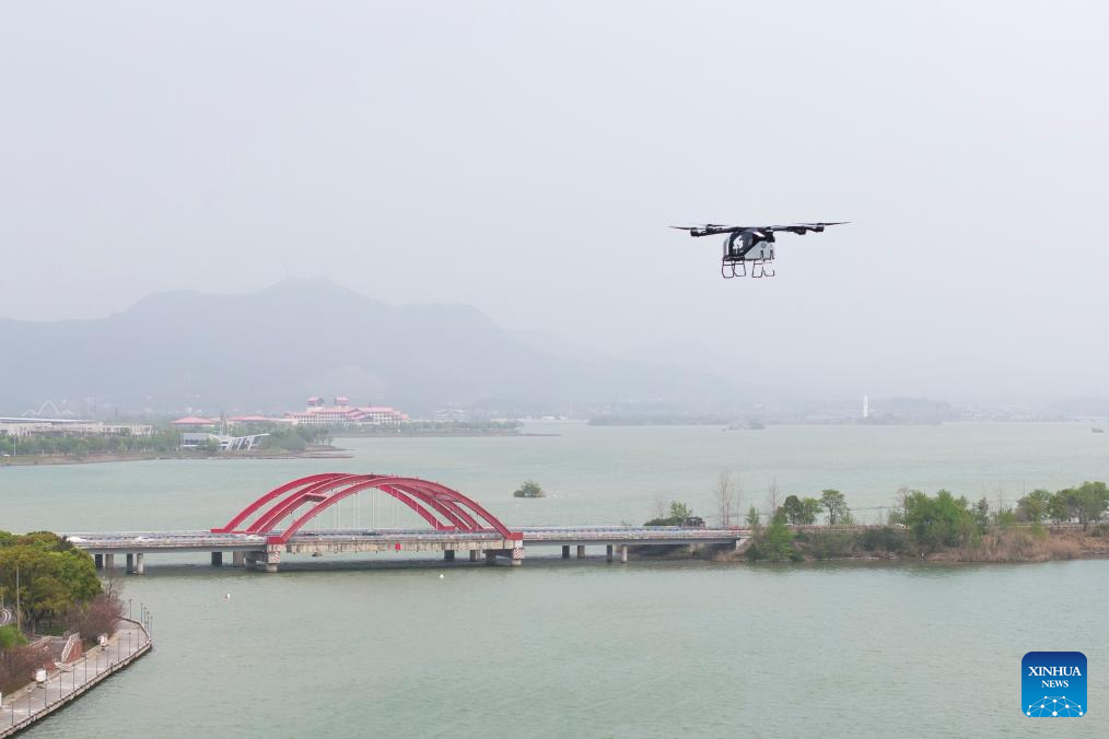 Satu foto yang diambil menggunakan dron bertarikh 27 Mac 2025 menunjukkan modul udara kereta terbang XPENG iaitu AEROHT sedang melakukan demonstrasi penerbangan di Peranginan Pelancong Tasik Liuye di Bandar Changde, Provinsi Hunan di tengah China. (Xinhua/Chen Sihan)