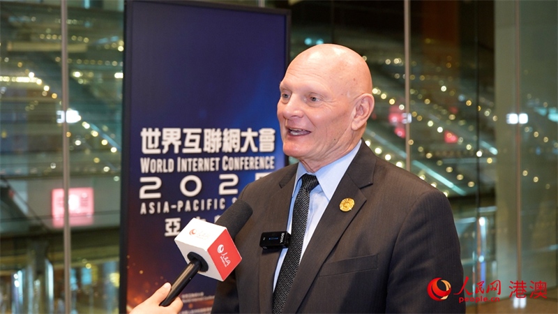 Foto John Hoffman, CEO GSMA ketika diwawancara eksklusif oleh People’s Daily Online pada 14 April 2025 di Sidang Kemuncak Asia Pasifik Persidangan Internet Dunia. (People’s Daily Online/Wu Yuyangyang)