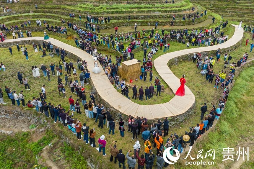 Foto yang diambil menggunakan dron semasa acara peragaan busana di sawah padi berteres Jiabang. (People's Daily Online/Yang Qian)