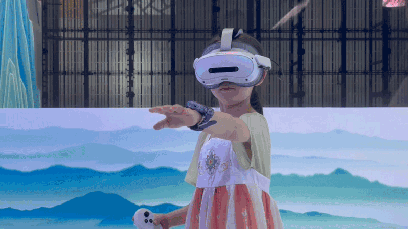 小朋友體驗VR眼鏡。