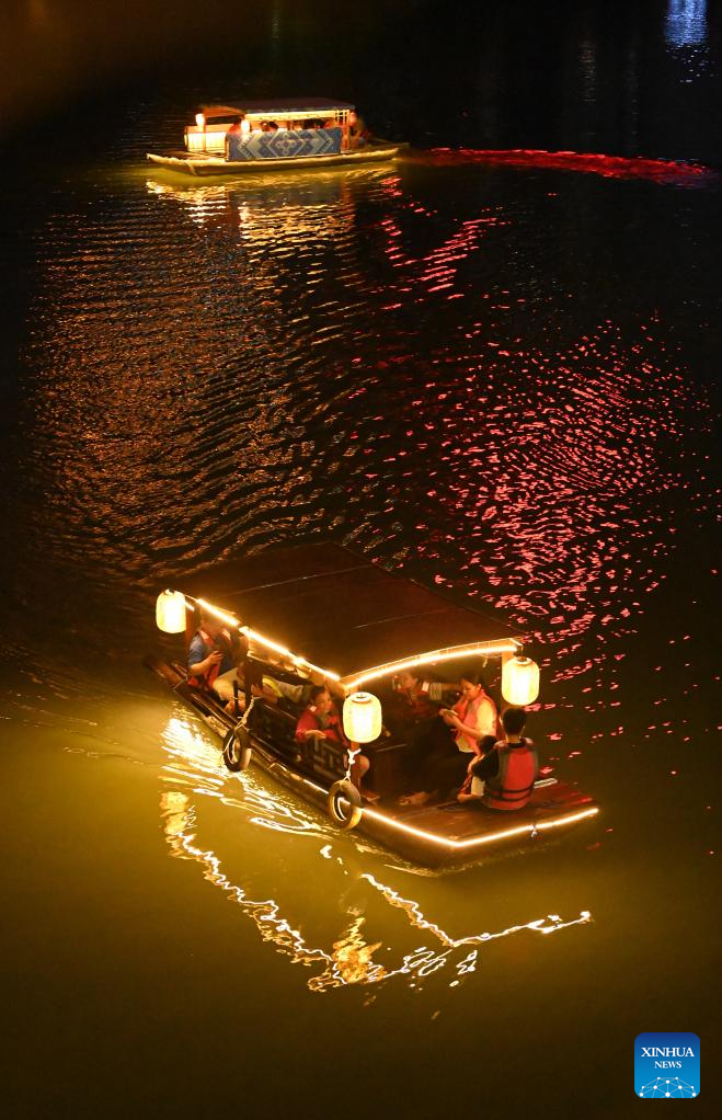 Pelancong menaiki bot di Nanning, wilayah autonomi Zhuang Guangxi, selatan China, 2 Mei 2025. (Xinhua/Lu Boan)