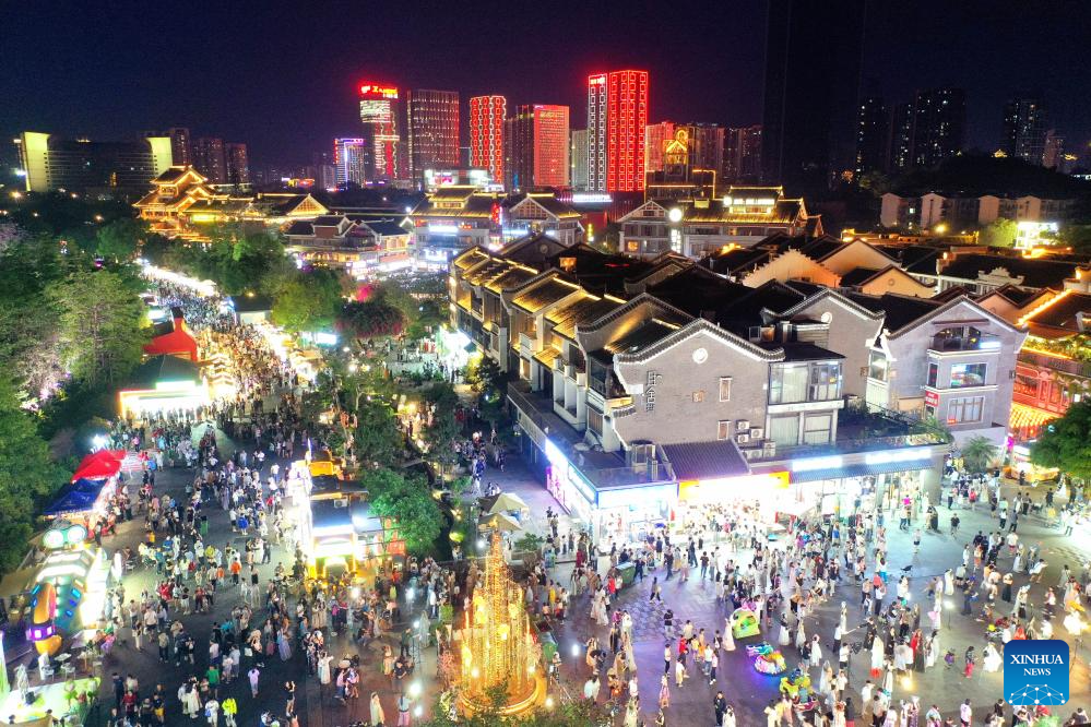Foto dron ini menunjukkan pengunjung yang melawat pekan purba Yaobu di Liuzhou, wilayah autonomi Zhuang Guangxi, selatan China, 3 Mei 2025. (Xinhua/Huang Xiaobang)