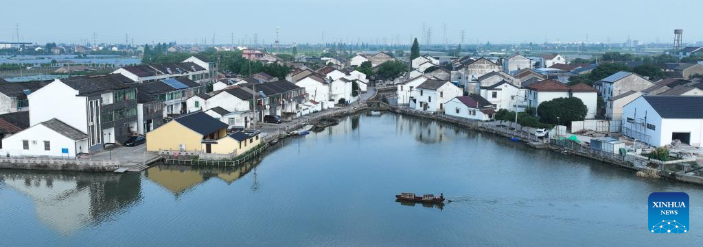 Sekeping foto sudut udara ini memaparkan Qian Shoutan sedang cuba melayarkan bot kajang hitam di subbandar Shaoxing, Provinsi Zhejiang, di timur China pada 12 Jun 2025. (Xinhua/Weng Xinyang)