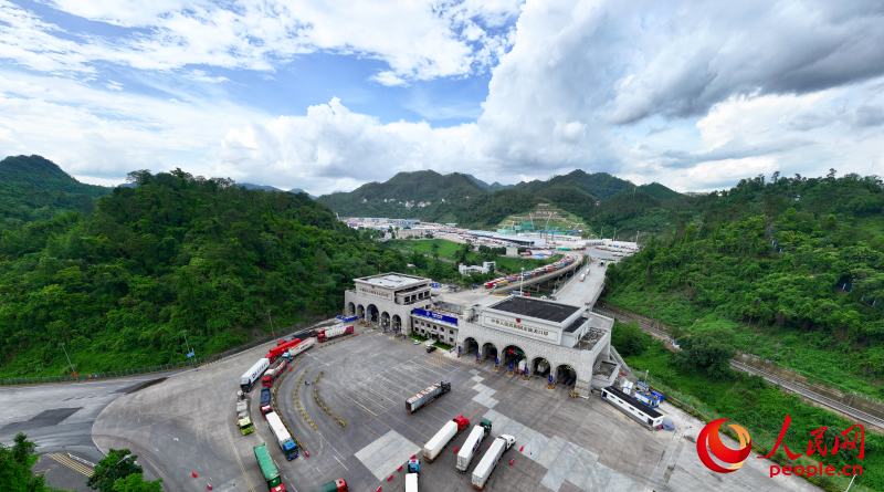 Kenderaan keluar masuk tanpa henti di Pelabuhan Youyi Guan. (People’s Daily Online/Lei Qijun)