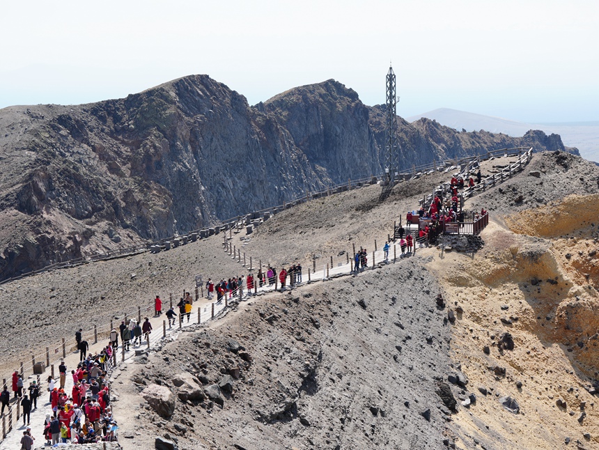 Musim Panas Tiba, Air Jernih di Tasik Tianchi Kini Kembali Menjelma