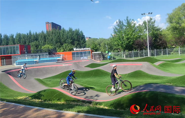 Kanak-kanak berlatih di trek pam di Taman Trek Pam Antarabangsa Shenyang. (People’s Daily Online/Zhang Lulu)