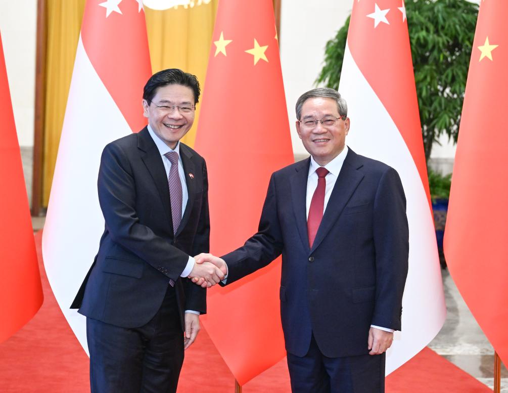 Perdana Menteri China, Li Qiang mengadakan perbincangan dengan Perdana Menteri Singapura, Lawrence Wong, yang sedang dalam rangka lawatan rasmi ke China, di Dewan Besar Rakyat di Beijing, ibu kota China pada 23 Jun 2025. (Xinhua/Li Xiang)