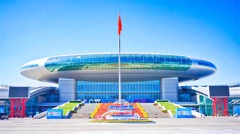 Bahagian luar Pusat Pameran dan Konvensyen Antarabangsa Xinjiang di Urumqi, ibu kota Wilayah Autonomi Uygur Xinjiang di barat laut China, iaitu venue Ekspo Perdagangan dan Komoditi Eurasia (China) 2025 pada 26 Jun. (Foto oleh People’s Daily Online)