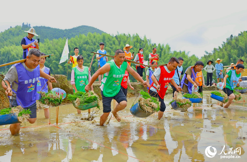 Penduduk Kampung Chongyi Sakan Bersukan di Sawah Berteres