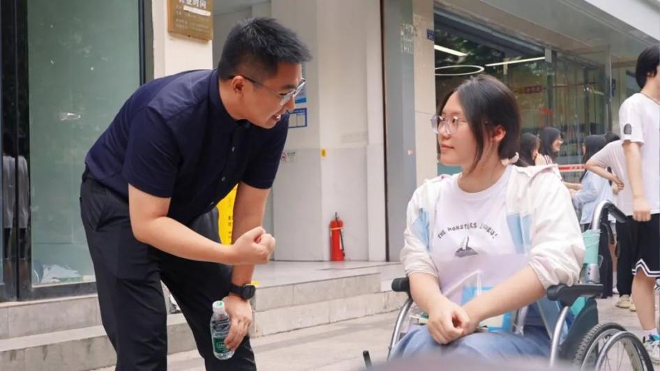 Guru kelas kepada Jiang Xintong memberi kata-kata semangat kepadanya sebelum peperiksaan gaokao. (Foto oleh Ziyang Guancha)