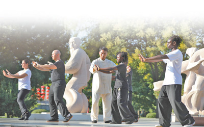 Chen Bing (tiga dari kiri), seorang pewaris Tai Chi gaya Chen generasi ke-12, sedang mengajar Tai Chi kepada pelajar asing. (Foto oleh Xu Hongxing)