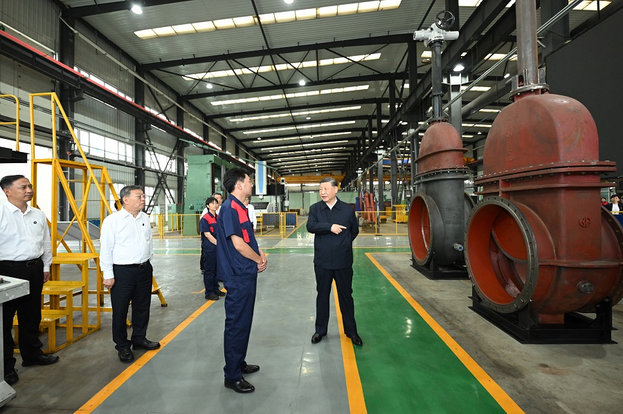 Xi Tinjau Syarikat Pembuatan di Shanxi