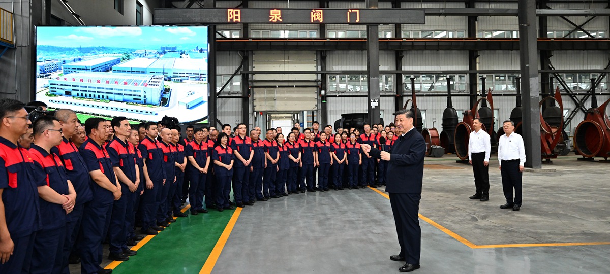 Xi Tinjau Syarikat Pembuatan di Shanxi